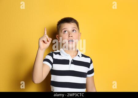 Ritratto del ragazzo premiante emozionale su sfondo giallo Foto Stock