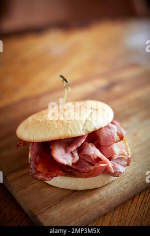 Prima colazione friggere il brunch gastro pub fagiolini inglesi bap pomodoro nero budino patate hash marrone uova strapazzate pancetta gustoso cibo classico pasto Foto Stock