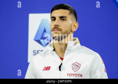 Il centrocampista italiano di Roma Lorenzo Pellegrini guarda durante la Serie Una partita di calcio tra SSC Napoli e AS Roma allo stadio Diego Armando Maradona di Napoli, nel sud Italia, il 29 gennaio 2023. Foto Stock