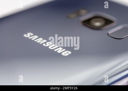 Londra. UK- 01.29.2023. Il nome della società e il marchio Samsung sul retro di uno dei suoi smartphone. Foto Stock