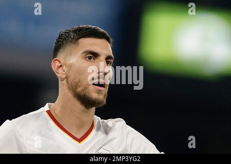 Il centrocampista italiano di Roma Lorenzo Pellegrini guarda durante la Serie Una partita di calcio tra SSC Napoli e AS Roma allo stadio Diego Armando Maradona di Napoli, nel sud Italia, il 29 gennaio 2023. Foto Stock