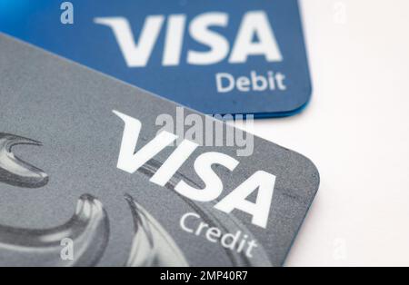 Londra. UK- 01.29.2023. Una carta di credito Visa e di debito isolata in bianco. Foto Stock