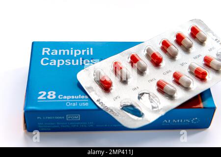 Londra. UK- 01.29.2023. Una confezione di capsule Ramipril isolate in bianco. Medicinale per il controllo dell'ipertensione dell'alta pressione sanguigna. Foto Stock