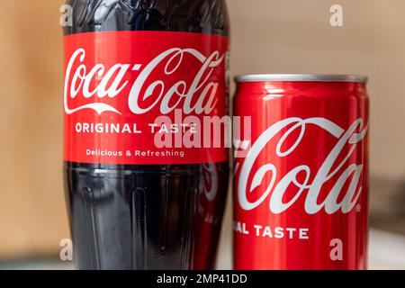 Londra. UK- 01.29.2023. Il marchio di fabbrica della Coca Cola su una bottiglia e una lattina del suo gusto originale bevanda. Foto Stock