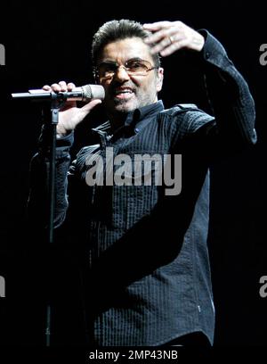 George Michael celebra il suo 45th° compleanno suonando al Forum di Los Angeles, California. 6/25/08. Foto Stock