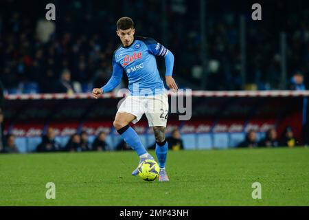 Il difensore italiano della SSC Napoli Giovanni di Lorenzo controlla la palla durante la Serie A, partita di calcio tra la SSC Napoli e LA ROMA allo stadio Diego Armando Maradona di Napoli, nel sud Italia, il 29 gennaio 2023. Foto Stock