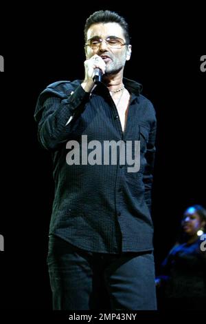 George Michael celebra il suo 45th° compleanno suonando al Forum di Los Angeles, California. 6/25/08. Foto Stock