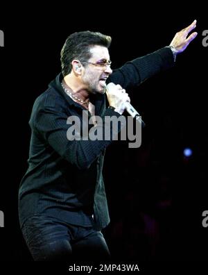 George Michael celebra il suo 45th° compleanno suonando al Forum di Los Angeles, California. 6/25/08. Foto Stock