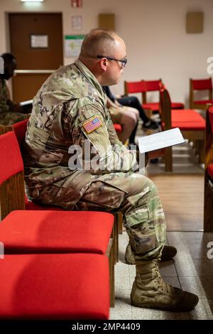 Soldati del Battaglione di Fanteria 2-151st “Task Force Nighthawk” partecipano ad un servizio condotto da Chaplain CPT. Richard Wolfe Jr. Al Joint Multinational Readiness Center, a Hohenfels, Germania, 9 ottobre 2022. Foto Stock