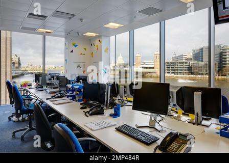 ufficio scrivanie terminali schermo trading business città denaro vuoto cambio azioni investimento banca banche moderne finestre vista london capital hedge Foto Stock