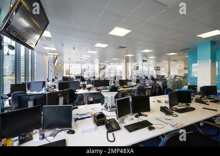 ufficio scrivanie terminali schermo trading business città denaro vuoto cambio azioni investimento banca banche moderne finestre vista london capital hedge Foto Stock