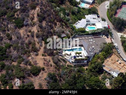 Esclusivo!! Ryan Phillippe avrebbe pagato $7,175 milioni di dollari per questa casa di Hollywood Hills che, secondo l'ufficio della Los Angeles County Assessor, è di 5.033 metri quadrati. La casa a cinque camere da letto e sette bagni è descritta come un capolavoro 'Zen' e dispone di suite a tre camere da letto più una grande suite padronale privata separata, laghetto koi, pavimenti in acero, bar con fondo all'acquario, sala da pranzo con porte a schermo Shoji, palestra, ufficio e sala multimediale. Le caratteristiche esterne della tenuta di .52 acri includono splendide vedute della citta' e dell'oceano, piscina eco-compatibile di 60 piedi, doccia esterna, caminetto, bar, gazebo e salone Foto Stock