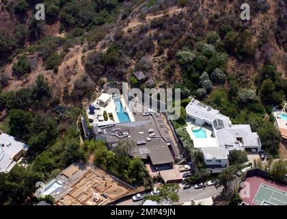 Esclusivo!! Ryan Phillippe avrebbe pagato $7,175 milioni di dollari per questa casa di Hollywood Hills che, secondo l'ufficio della Los Angeles County Assessor, è di 5.033 metri quadrati. La casa a cinque camere da letto e sette bagni è descritta come un capolavoro 'Zen' e dispone di suite a tre camere da letto più una grande suite padronale privata separata, laghetto koi, pavimenti in acero, bar con fondo all'acquario, sala da pranzo con porte a schermo Shoji, palestra, ufficio e sala multimediale. Le caratteristiche esterne della tenuta di .52 acri includono splendide vedute della citta' e dell'oceano, piscina eco-compatibile di 60 piedi, doccia esterna, caminetto, bar, gazebo e salone Foto Stock