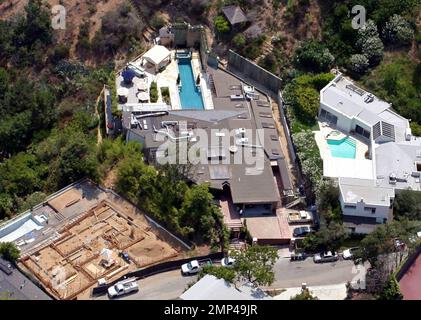 Esclusivo!! Ryan Phillippe avrebbe pagato $7,175 milioni di dollari per questa casa di Hollywood Hills che, secondo l'ufficio della Los Angeles County Assessor, è di 5.033 metri quadrati. La casa a cinque camere da letto e sette bagni è descritta come un capolavoro 'Zen' e dispone di suite a tre camere da letto più una grande suite padronale privata separata, laghetto koi, pavimenti in acero, bar con fondo all'acquario, sala da pranzo con porte a schermo Shoji, palestra, ufficio e sala multimediale. Le caratteristiche esterne della tenuta di .52 acri includono splendide vedute della citta' e dell'oceano, piscina eco-compatibile di 60 piedi, doccia esterna, caminetto, bar, gazebo e salone Foto Stock