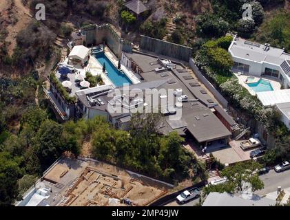 Esclusivo!! Ryan Phillippe avrebbe pagato $7,175 milioni di dollari per questa casa di Hollywood Hills che, secondo l'ufficio della Los Angeles County Assessor, è di 5.033 metri quadrati. La casa a cinque camere da letto e sette bagni è descritta come un capolavoro 'Zen' e dispone di suite a tre camere da letto più una grande suite padronale privata separata, laghetto koi, pavimenti in acero, bar con fondo all'acquario, sala da pranzo con porte a schermo Shoji, palestra, ufficio e sala multimediale. Le caratteristiche esterne della tenuta di .52 acri includono splendide vedute della citta' e dell'oceano, piscina eco-compatibile di 60 piedi, doccia esterna, caminetto, bar, gazebo e salone Foto Stock