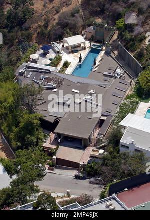 Esclusivo!! Ryan Phillippe avrebbe pagato $7,175 milioni di dollari per questa casa di Hollywood Hills che, secondo l'ufficio della Los Angeles County Assessor, è di 5.033 metri quadrati. La casa a cinque camere da letto e sette bagni è descritta come un capolavoro 'Zen' e dispone di suite a tre camere da letto più una grande suite padronale privata separata, laghetto koi, pavimenti in acero, bar con fondo all'acquario, sala da pranzo con porte a schermo Shoji, palestra, ufficio e sala multimediale. Le caratteristiche esterne della tenuta di .52 acri includono splendide vedute della citta' e dell'oceano, piscina eco-compatibile di 60 piedi, doccia esterna, caminetto, bar, gazebo e salone Foto Stock