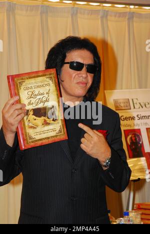 La rock star gene Simmons of KISS firma copie del suo nuovo libro 'Ladies of the Night' a New York, NY. 7/11/08. Foto Stock