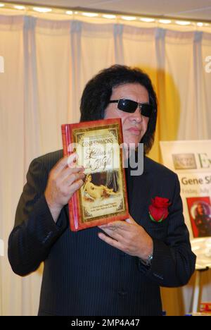 La rock star gene Simmons of KISS firma copie del suo nuovo libro 'Ladies of the Night' a New York, NY. 7/11/08. Foto Stock