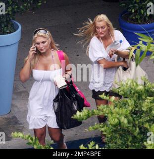 Esclusivo!! Brooke Hogan e la fidanzata di padre Hulk Jennifer McDaniel fanno una passeggiata intorno al loro hotel di lusso, Miami Beach, FL, 7/14/08. Foto Stock