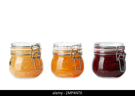Vasetti di diverse deliziose marmellate su sfondo bianco Foto Stock