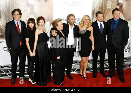 Leonardo DiCaprio, Kate Winslet, Sam Mendes, Kathy Bates, Michael Shannon, Kathryn Hahn, David Harbour e Zoe Kazan arrivano alla prima mondiale di Revolutionary Road al Mann's Village a Westwood, California. 12/15/2008. Foto Stock