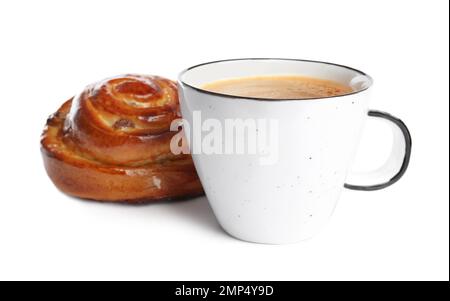 Delizioso caffè e panino su sfondo bianco. Dolci Foto Stock