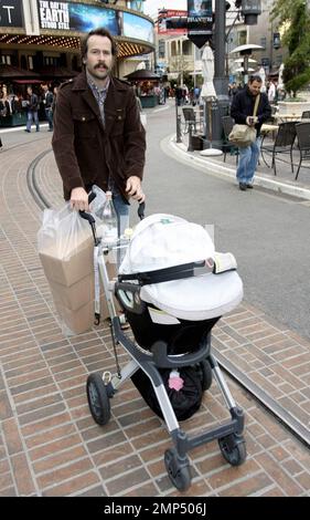 La star di 'My Name is Earll' Jason Lee trascorre un po' di tempo di qualità con sua figlia al centro commerciale Grove alla vigilia del suo primo Natale. La bambina è nata da lui e dal suo partner Ceren Alkac il 10 agosto. La coppia più tardi mer il 24 novembre 2008. Los Angeles, California. 12/24/08. Foto Stock