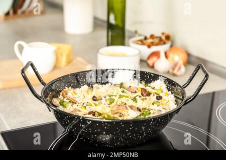 Delizioso risotto in padella su stufa a induzione Foto Stock