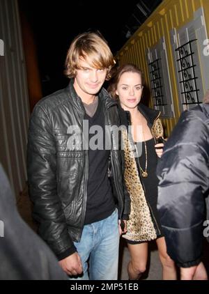 'Kill Theory' e 'Drive' attrice Taryn Manning lascia il nightclub Foxtail con un amico maschio la notte prima di Capodanno. Los Angeles, California. 12/30/08. Foto Stock