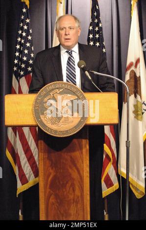 In un atto di audacia politica, il governatore dell'Illinois Rod Blagojevich tiene una conferenza stampa per annunciare la sua nomina dell'ex procuratore generale Roland Burris a ricoprire il seggio vacante del Senato del presidente eletto Barack Obama. Bragojevich è scandalosamente accusato di cercare di vendere il sedile. Durante la conferenza, Rep. Bobby Rush, D-Ill. Ha detto ai media 'vi chiederò di non appendere e linch il nominato come si tenta di castigare il nominato.' E il tenente governante Patrick Quinn ha parlato contro la nomina e il Segretario di Stato dell'Illinois Jesse White dice che non si apporterà Foto Stock