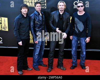 Nickleback arriva agli American Music Awards 2008 al Nokia Theatre di Los Angeles, California. 11/23/08. Foto Stock