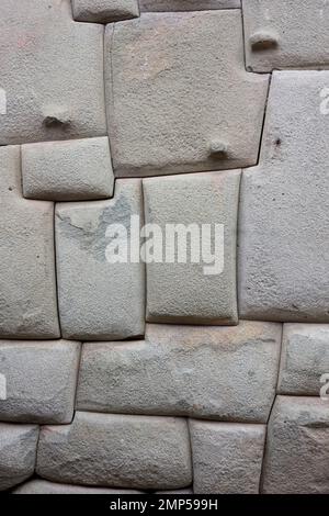 Pietra muratura Inca nel muro della residenza arcivescovo, Cusco, Perù Foto Stock