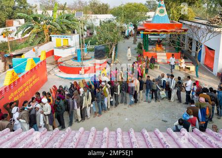 Pellegrini in coda davanti a un santuario, Allahabad Kumbh Mela, il più grande raduno religioso del mondo, Uttar Pradesh, India Foto Stock