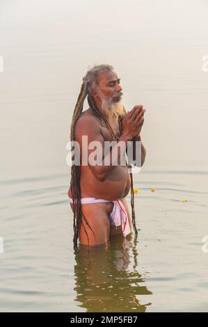 La babà di Roma che si bagna al fiume Gange all’alba, solo per uso editoriale, Allahabad Kumbh Mela, il più grande raduno religioso del mondo, Uttar Pradesh, in Foto Stock