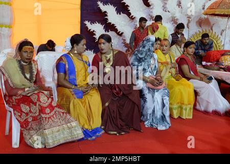 Hijra gruppo comunitario, di Allahabad Kumbh Mela, più grande del mondo di raccolta religiosa che, Uttar Pradesh, India Foto Stock