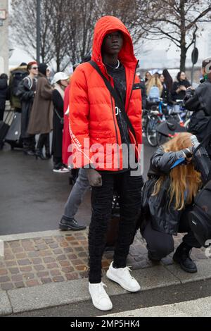 Uomo Con Giacca Imbottita Nera Con Pantaloni Gialli E Louis