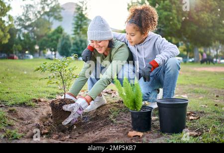 Donna, bambino e parco naturale con una pianta per il giardinaggio alberi o l'agricoltura in giardino. Squadra di famiglia di volontari felice aiutando e piantando la crescita Foto Stock