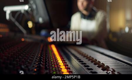 Mixer, sound board e produttore di radio, broadcast e scale in studio. Attrezzature per DJ, media elettronici e macchine per l'ingegneria audio Foto Stock