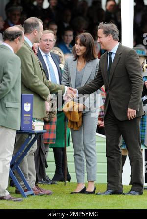 Il primo ministro David Cameron e sua moglie Samantha salutano i funzionari al raduno annuale del Braemar e ai Giochi delle Highland al Princess Royal and Duke of Fife Memorial Park. Braemar, Scozia, Regno Unito. 3rd settembre 2011. Foto Stock