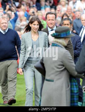 Il primo ministro David Cameron e sua moglie Samantha partecipano all'annuale raduno di Braemar e ai Giochi delle Highland al Princess Royal and Duke of Fife Memorial Park. Braemar, Scozia, Regno Unito. 3rd settembre 2011. Foto Stock