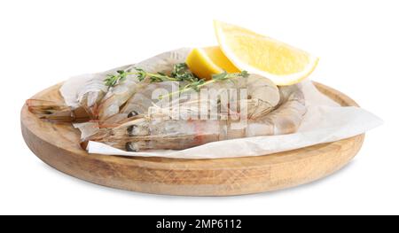 Piatto di legno con gamberetti crudi, fettine di limone e timo isolato su bianco Foto Stock