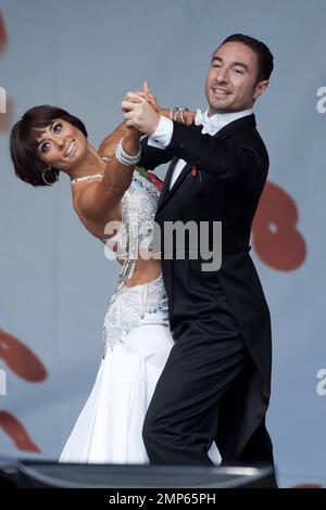 Vincent Simone e Flavia Cacace si esibiscono all'annuale evento Silence in the Square che si tiene a Trafalgar Square. La cerimonia che ha commemorato coloro che sono morti in due guerre mondiali, tra cui 385 membri del personale britannico uccisi in Afghanistan dal 2001, è iniziata alle 11:00 del mattino, rispecchiando allo stesso tempo le pistole lungo il fronte occidentale sono caduti in silenzio per l'ultima volta alla fine della prima guerra mondiale nel 1918. Nel Regno Unito milioni di persone hanno osservato un silenzio di due minuti per celebrare la Giornata dell'armistizio. Londra, Regno Unito. 11th novembre 2011. Foto Stock