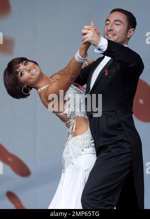 Vincent Simone e Flavia Cacace si esibiscono all'annuale evento Silence in the Square che si tiene a Trafalgar Square. La cerimonia che ha commemorato coloro che sono morti in due guerre mondiali, tra cui 385 membri del personale britannico uccisi in Afghanistan dal 2001, è iniziata alle 11:00 del mattino, rispecchiando allo stesso tempo le pistole lungo il fronte occidentale sono caduti in silenzio per l'ultima volta alla fine della prima guerra mondiale nel 1918. Nel Regno Unito milioni di persone hanno osservato un silenzio di due minuti per celebrare la Giornata dell'armistizio. Londra, Regno Unito. 11th novembre 2011. Foto Stock