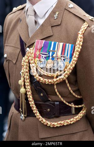 Esposizione di medaglie dai membri delle forze armate all'annuale evento Silence in the Square che si tiene a Trafalgar Square. La cerimonia che ha commemorato coloro che sono morti in due guerre mondiali, tra cui 385 membri del personale britannico uccisi in Afghanistan dal 2001, è iniziata alle 11:00 del mattino, rispecchiando allo stesso tempo le pistole lungo il fronte occidentale sono caduti in silenzio per l'ultima volta alla fine della prima guerra mondiale nel 1918. Nel Regno Unito milioni di persone hanno osservato un silenzio di due minuti per celebrare la Giornata dell'armistizio. Londra, Regno Unito. 11th novembre 2011. Foto Stock