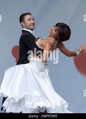 Vincent Simone e Flavia Cacace si esibiscono all'annuale evento Silence in the Square che si tiene a Trafalgar Square. La cerimonia che ha commemorato coloro che sono morti in due guerre mondiali, tra cui 385 membri del personale britannico uccisi in Afghanistan dal 2001, è iniziata alle 11:00 del mattino, rispecchiando allo stesso tempo le pistole lungo il fronte occidentale sono caduti in silenzio per l'ultima volta alla fine della prima guerra mondiale nel 1918. Nel Regno Unito milioni di persone hanno osservato un silenzio di due minuti per celebrare la Giornata dell'armistizio. Londra, Regno Unito. 11th novembre 2011. Foto Stock