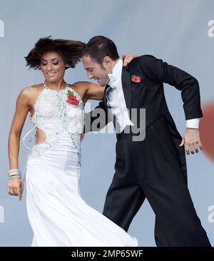 Vincent Simone e Flavia Cacace si esibiscono all'annuale evento Silence in the Square che si tiene a Trafalgar Square. La cerimonia che ha commemorato coloro che sono morti in due guerre mondiali, tra cui 385 membri del personale britannico uccisi in Afghanistan dal 2001, è iniziata alle 11:00 del mattino, rispecchiando allo stesso tempo le pistole lungo il fronte occidentale sono caduti in silenzio per l'ultima volta alla fine della prima guerra mondiale nel 1918. Nel Regno Unito milioni di persone hanno osservato un silenzio di due minuti per celebrare la Giornata dell'armistizio. Londra, Regno Unito. 11th novembre 2011. Foto Stock