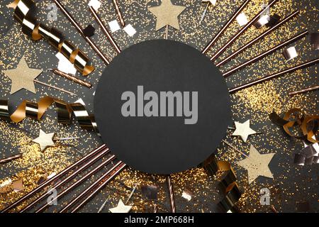 Composizione piatta con arredamento per compleanno e carta bianca su sfondo nero. Spazio per il testo Foto Stock