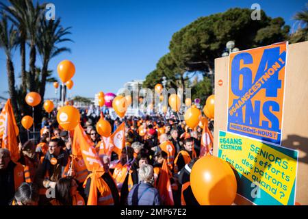 Nizza, Francia. 31st Jan, 2023. Una manifestazione contro il piano di riforma pensionistica del governo francese a Nizza, nell'ambito di una giornata di sciopero nazionale e di proteste in Francia, il 31 gennaio 2023. Photo by Shootpix/ABACAPRESS.COM Credit: Abaca Press/Alamy Live News Foto Stock