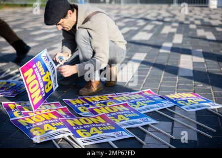 Nizza, Francia. 31st Jan, 2023. Una manifestazione contro il piano di riforma pensionistica del governo francese a Nizza, nell'ambito di una giornata di sciopero nazionale e di proteste in Francia, il 31 gennaio 2023. Photo by Shootpix/ABACAPRESS.COM Credit: Abaca Press/Alamy Live News Foto Stock