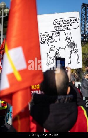 Nizza, Francia. 31st Jan, 2023. Una manifestazione contro il piano di riforma pensionistica del governo francese a Nizza, nell'ambito di una giornata di sciopero nazionale e di proteste in Francia, il 31 gennaio 2023. Photo by Shootpix/ABACAPRESS.COM Credit: Abaca Press/Alamy Live News Foto Stock